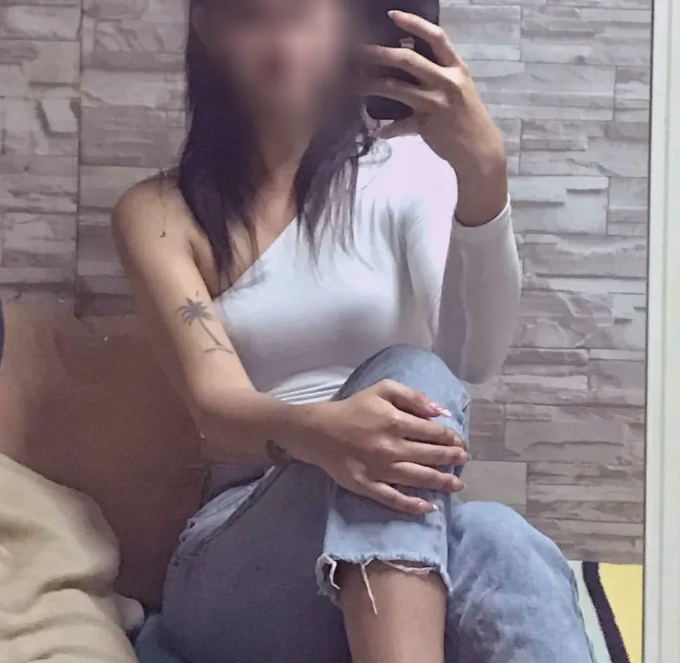 Evie, 32