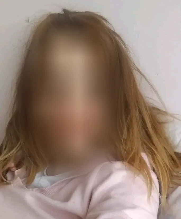 Mia, 28